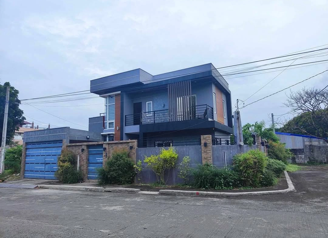 Fully furnished house with walk-in closet in Cavite, Corner house and lot for sale Amaya Tanza
