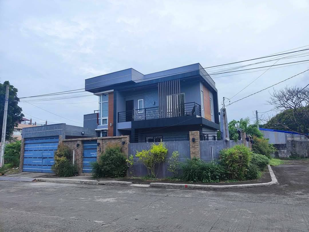 Fully furnished house with walk-in closet in Cavite, Corner house and lot for sale Amaya Tanza