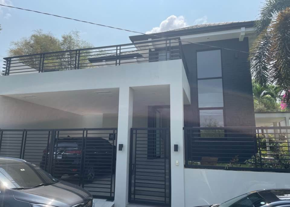 Luxury house with pool in Taytay Rizal, House for sale in Havila Rizal with overlooking view, Modern 4-bedroom home with jacuzzi and garden, House for sale in Havila Taytay